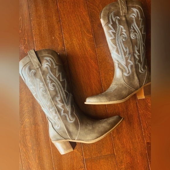 Brown Embroidered cowboy boots - Picture 2 of 3